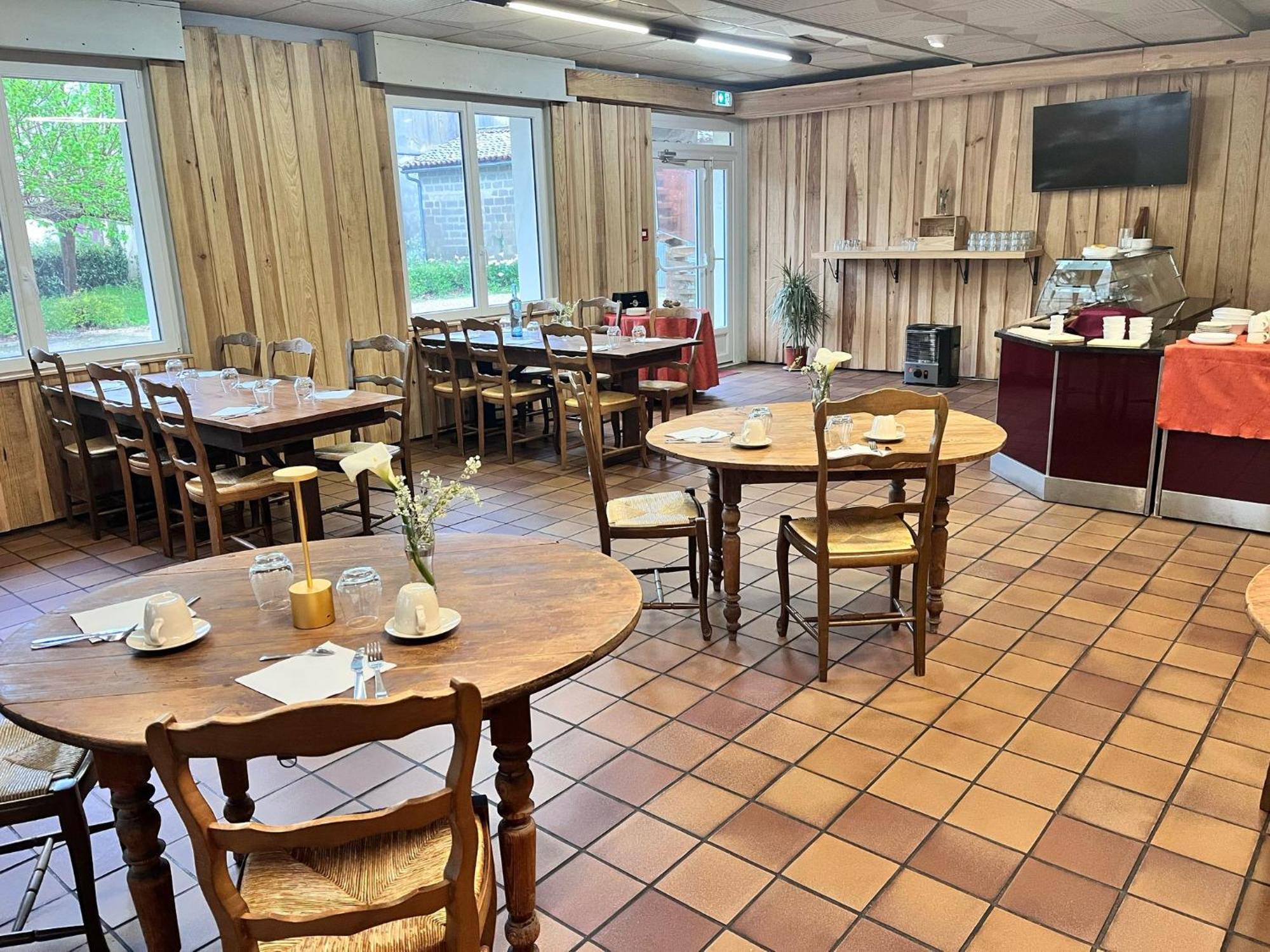 Hotel Platanes - Kb Hotel Group Etauliers 외부 사진